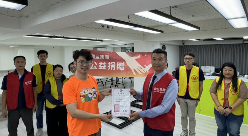 【公益捐贈】社團法人中華民國失智者照顧協會_暖心捐贈,共築友善失智照護環境 震旦OA中正分公司潘柏維資深經代表集團捐贈辦公家具。