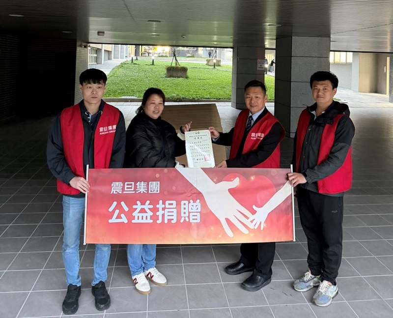 震旦OA中正分公司潘柏維資深經代表集團捐贈辦公家具。