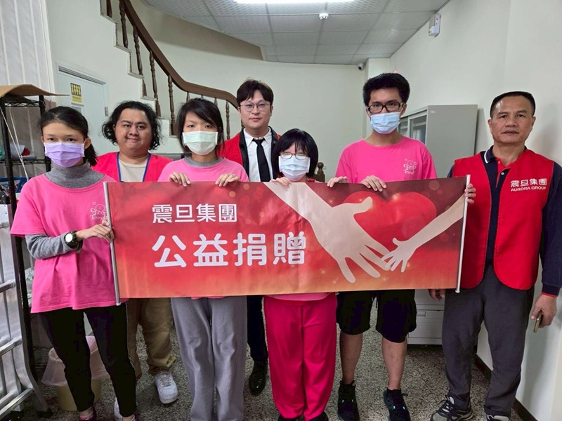 震旦OA中正分公司潘柏維資深經代表集團捐贈辦公家具。