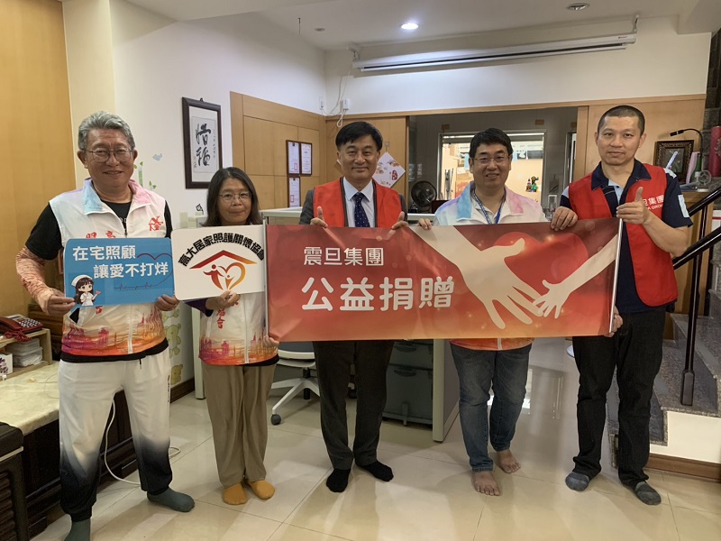 震旦OA中正分公司潘柏維資深經代表集團捐贈辦公家具。