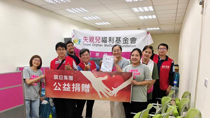 震旦OA中正分公司潘柏維資深經代表集團捐贈辦公家具。