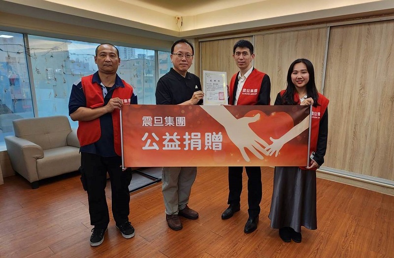 震旦OA中正分公司潘柏維資深經代表集團捐贈辦公家具。