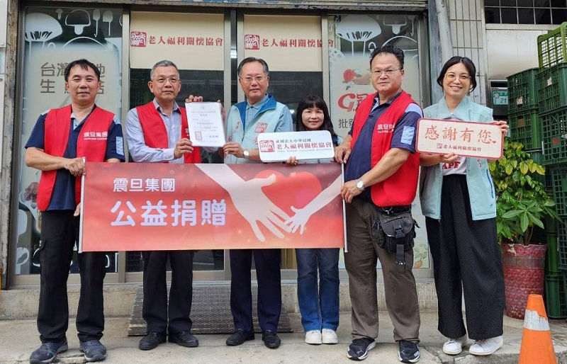 震旦OA中正分公司潘柏維資深經代表集團捐贈辦公家具。