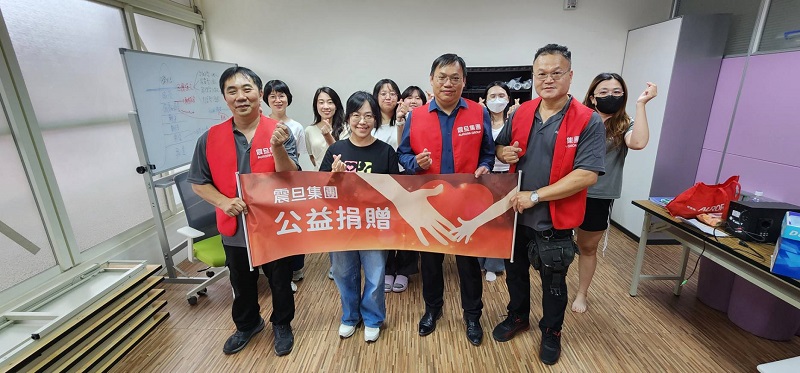 震旦OA中正分公司潘柏維資深經代表集團捐贈辦公家具。