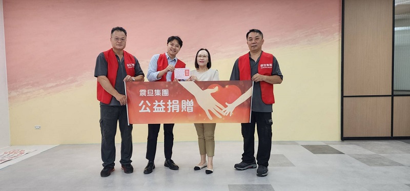 震旦OA中正分公司潘柏維資深經代表集團捐贈辦公家具。