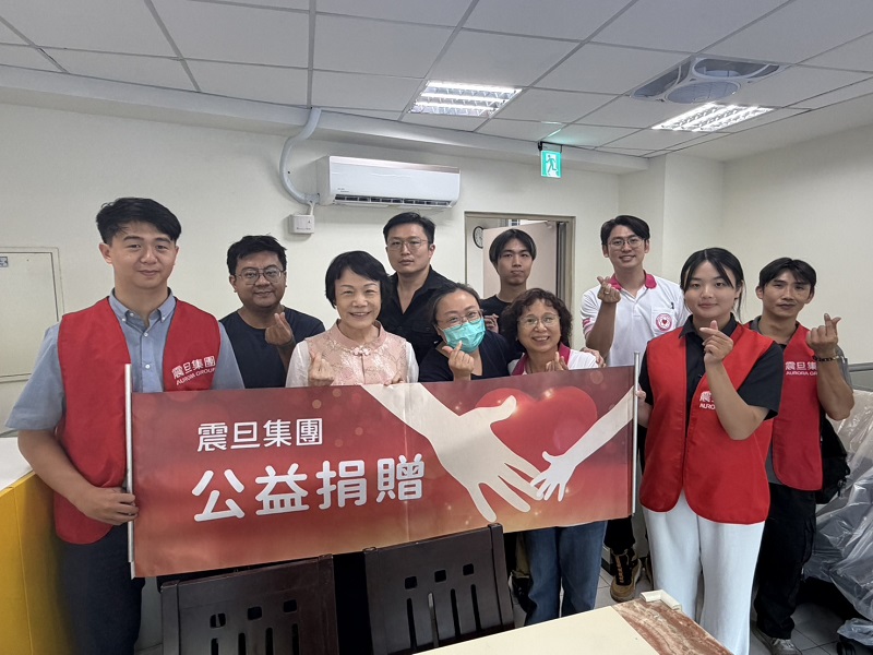 震旦OA中正分公司潘柏維資深經代表集團捐贈辦公家具。