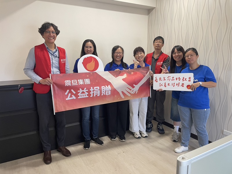 震旦OA中正分公司潘柏維資深經代表集團捐贈辦公家具。