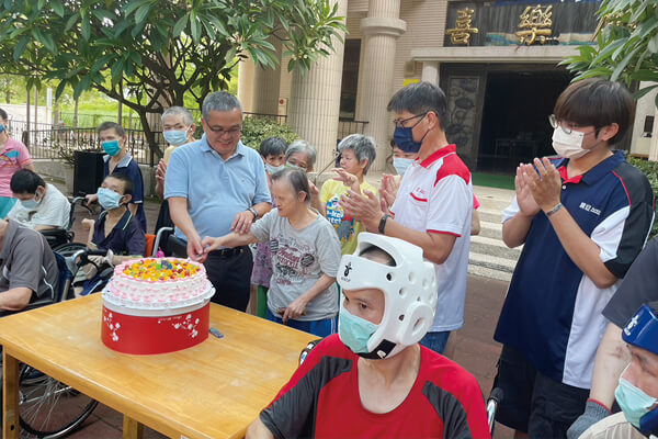 震旦人公益行動「溫暖隨行」— 溫情接力,點燃愛心之光 震旦人公益行動「溫暖隨行」— 溫情接力,點燃愛心之光