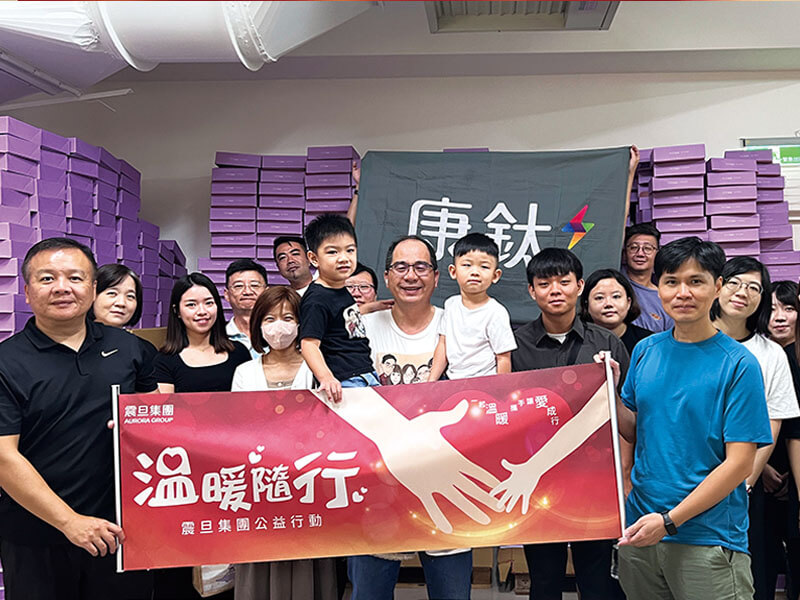 震旦人公益行動「溫暖隨行」-愛的接力,溫暖同行 康鈦志工細心協助包裝禮盒,希望唐寶寶們的點心能被更多人品嚐。