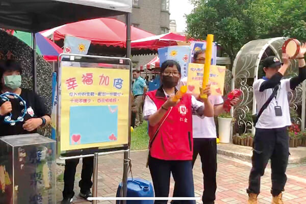 震旦人公益行動「溫暖隨行」 —用行動傳遞溫暖 震旦人公益行動「溫暖隨行」 —用行動傳遞溫暖
