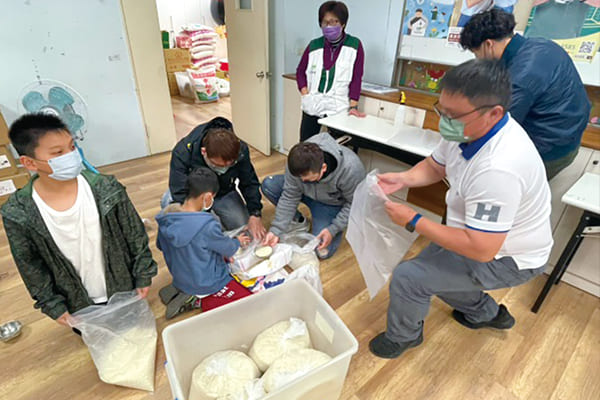 震旦人公益行動「溫暖隨行」 不加糖卻很甜 體會「幸福」的滋味 震旦人公益行動「溫暖隨行」 不加糖卻很甜 體會「幸福」的滋味