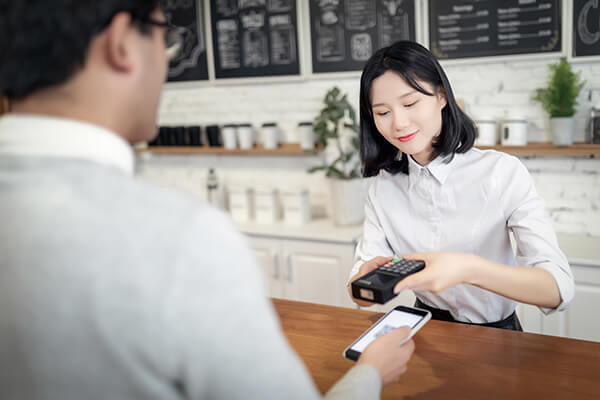 純網銀的鯰魚效應 一支手機一家分行 純網銀的鯰魚效應 一支手機一家分行