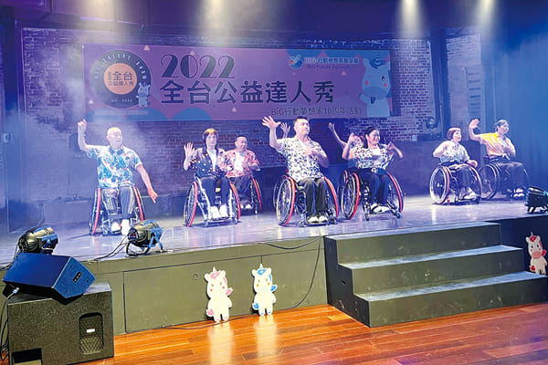 震旦人公益行動「溫暖隨行」 陪伴成就幸福的樣子 震旦人公益行動「溫暖隨行」 陪伴成就幸福的樣子