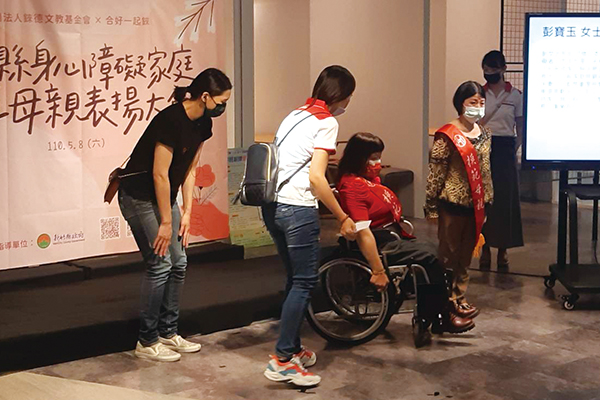 震旦人公益行動「溫暖隨行」 愛和關懷,是最甜的心靈補藥 震旦人公益行動「溫暖隨行」 愛和關懷,是最甜的心靈補藥