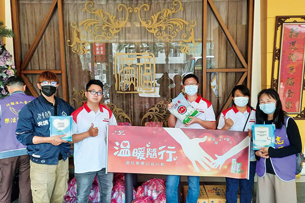 震旦人公益行動「溫暖隨行」 那一步步愛的足跡,是勇敢跨越障礙的印證 震旦人公益行動「溫暖隨行」 那一步步愛的足跡,是勇敢跨越障礙的印證
