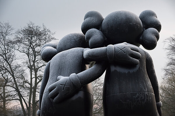 美國藝術家和設計師KAWS 結合流行與藝術的設計奇才 正在全球崛起中 美國藝術家和設計師KAWS 結合流行與藝術的設計奇才 正在全球崛起中