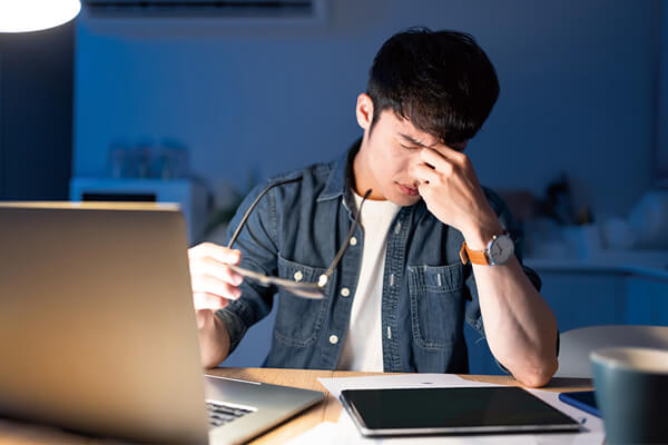 看手機愈來愈吃力？ 小心，眼睛老得比你快