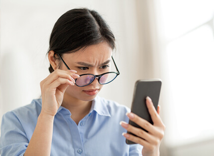 看手機愈來愈吃力？ 小心，眼睛老得比你快