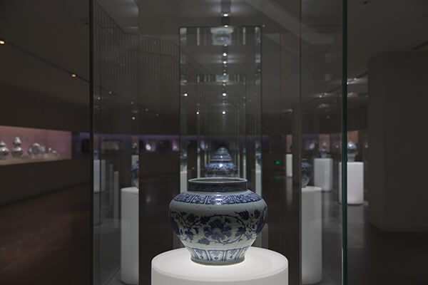 震旦博物館演繹文明新美學— 元青花瓷展廳璀璨換新