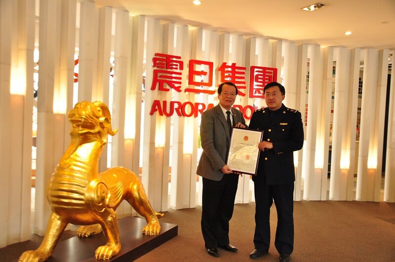 震旦辦公家具獲得國家工商行政管理總局國字號榮譽 15_0213_上海市工商行政管理局嘉定分局张峰副局长(右)与震旦集团罗万仁董事(左)合影