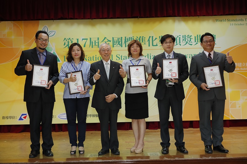 震旦行獲得票選冠軍，由震旦家具總經理周銘中(右二)代表領獎。